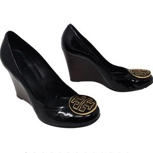 Tory Burch Black Patent Leather Logo Embellished Wedge Pumps.